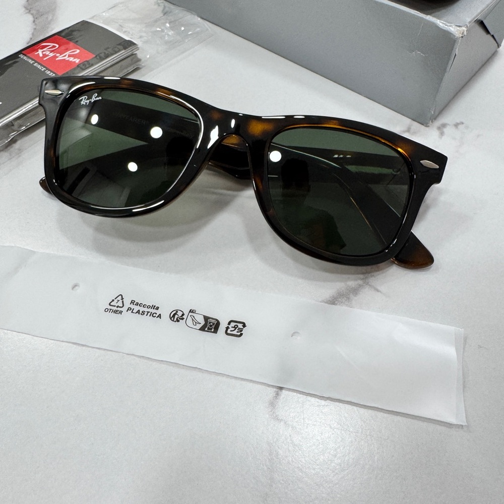 NEW Ray-Ban Wayfarer Unisex Sunglasses - Picture 3 of 10